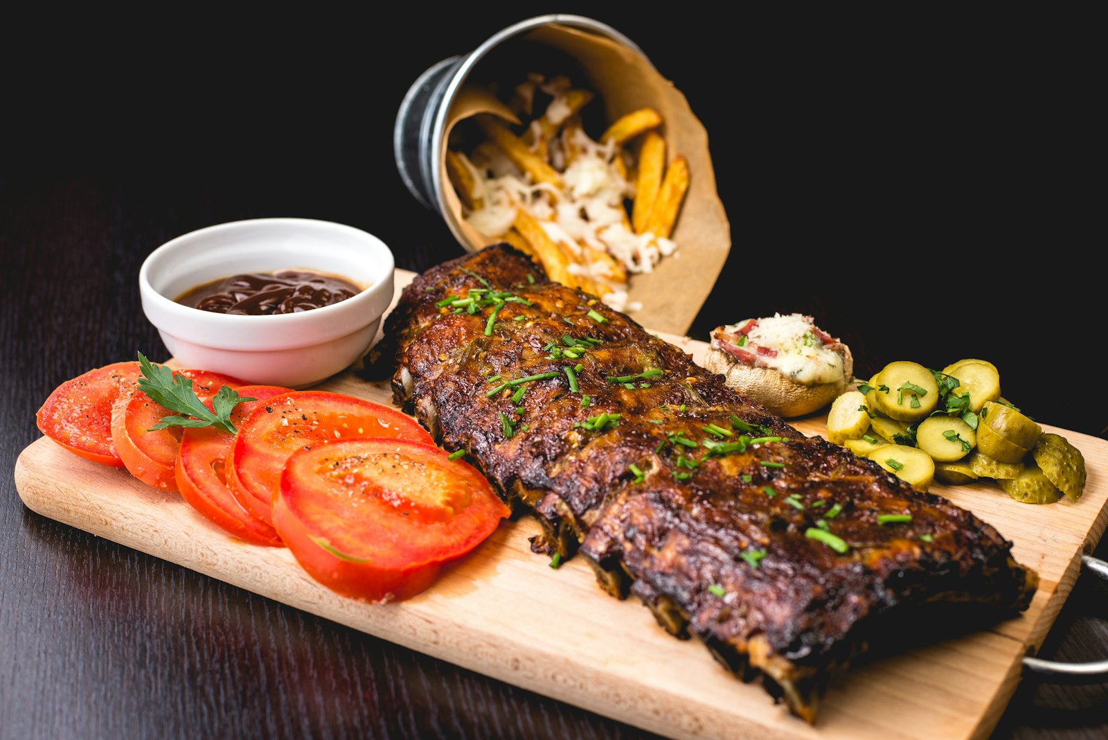 Costillar a la brasa con guarnición