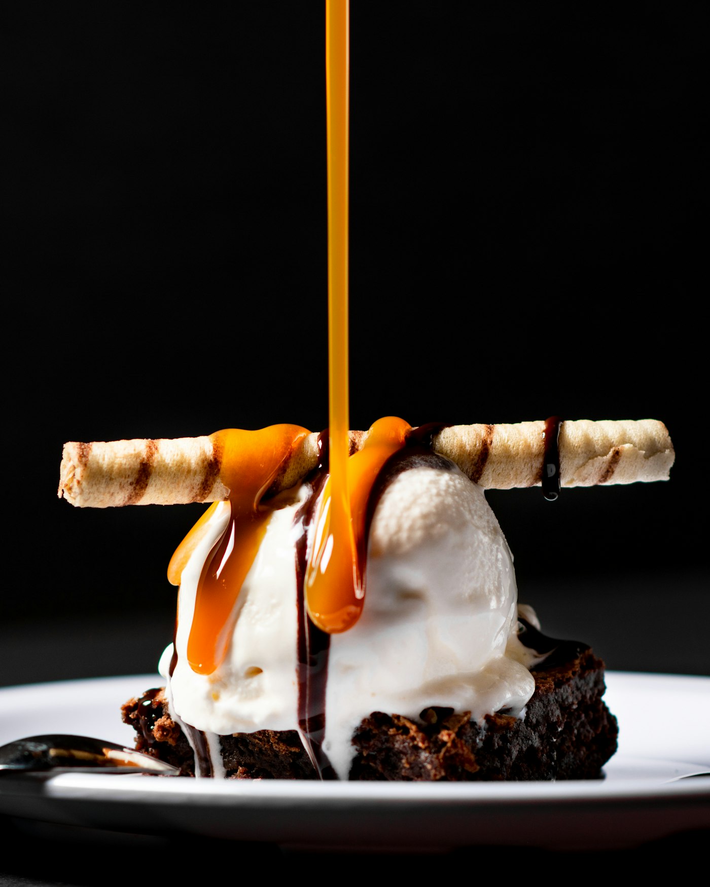 Postre terminado en mesa con caramelo