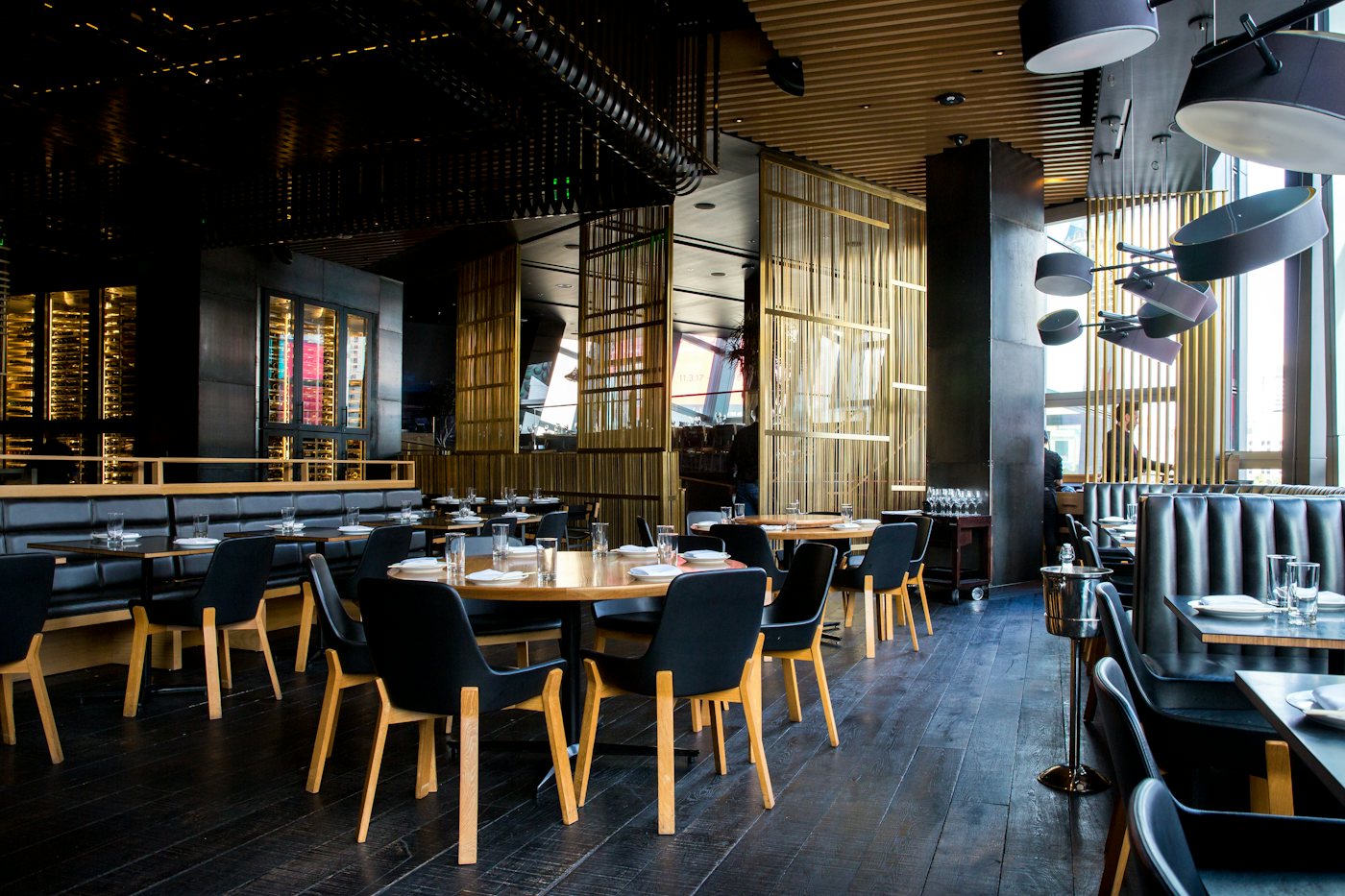 Sala del restaurante con luz tenue