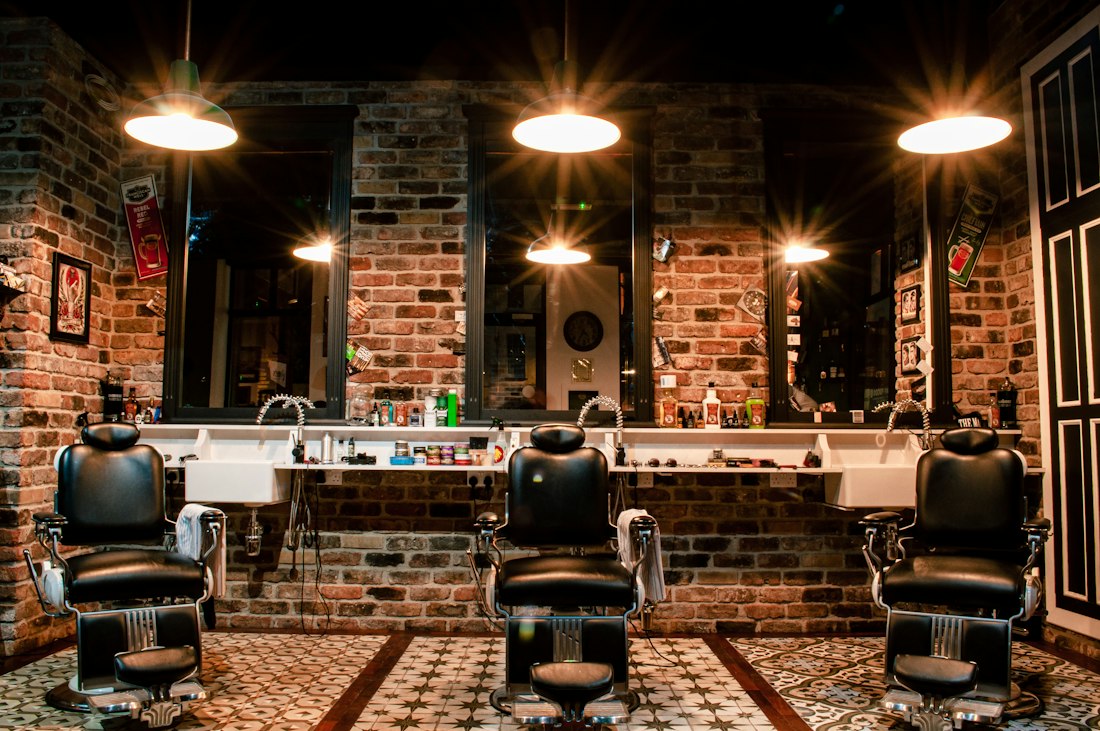 Interior de la barbería con los sillones