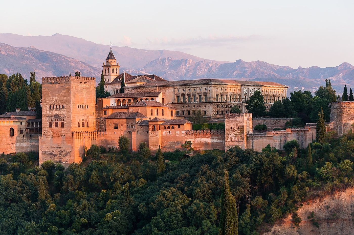 La Alhambra de Granada al amanecer