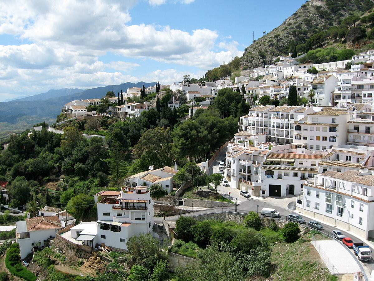 Mijas Pueblo, en la ladera de la sierra