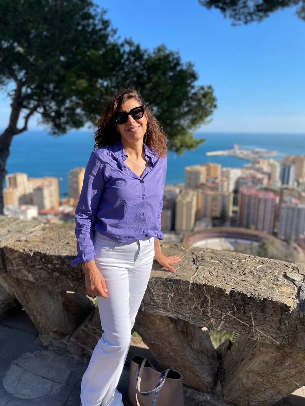 Silvina Axelrad en un mirador de Málaga, con la plaza de toros y el mar al fondo